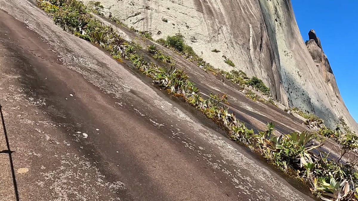 Para os aventureiros que desejam atingir os 1.822 metros de altitude do pico, o acesso de escala é permitido, mas restrito, ocorrendo das 6h às 8h da manhã - (Reprodução/YouTube)
