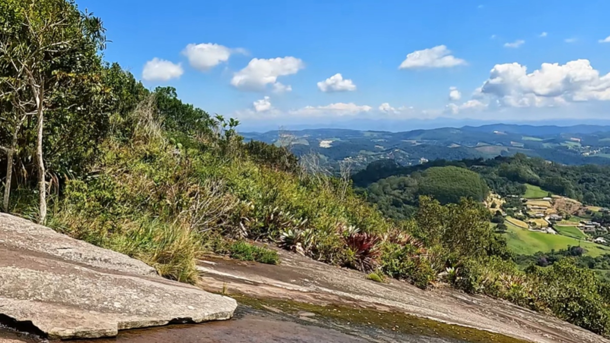 Trata-se de um dos parques mais visitados do território capixaba, principalmente no período de inverno, quando os visitantes vão em busca do clima frio e das belíssimas paisagens das montanhas - (Reprodução/YouTube)