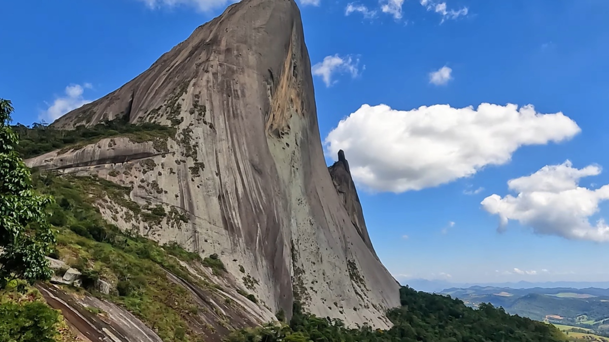 Unidade de conservação oferece a chance de conhecer as famosas piscinas naturais ou de fazer as trilhas autoguiadas em meio a muita natureza, além de uma montanha de mais de 1.800 metros de altura - (Reprodução/YouTube)