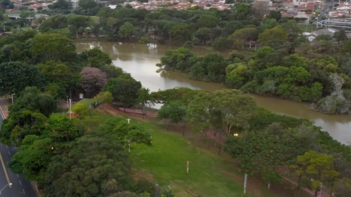 No lazer, o destaque é a Represa Municipal, local ideal para atividades ao ar livre e convívio comunitário.