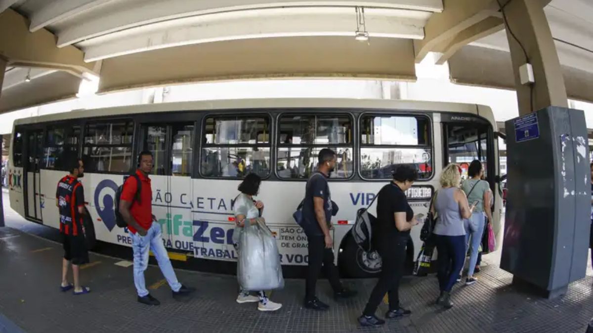 Em municípios como São Caetano do Sul (SP), a comunicação visual clara nas frotas é essencial para o sucesso do programa. O acesso direto, sem a necessidade de passar pela catraca, dinamiza o embarque e reduz o tempo de viagem dos passageiros. Paulo Pinto/Agência Brasil