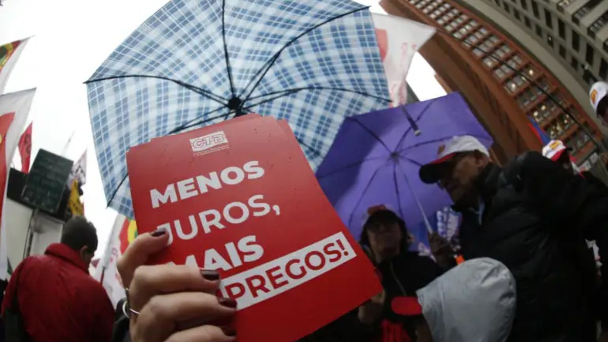 Decisões do Banco Central impactam diretamente nas taxas do cheque especial e nas condições de financiamento em todo o país. Paulo Pinto/Agência Brasil