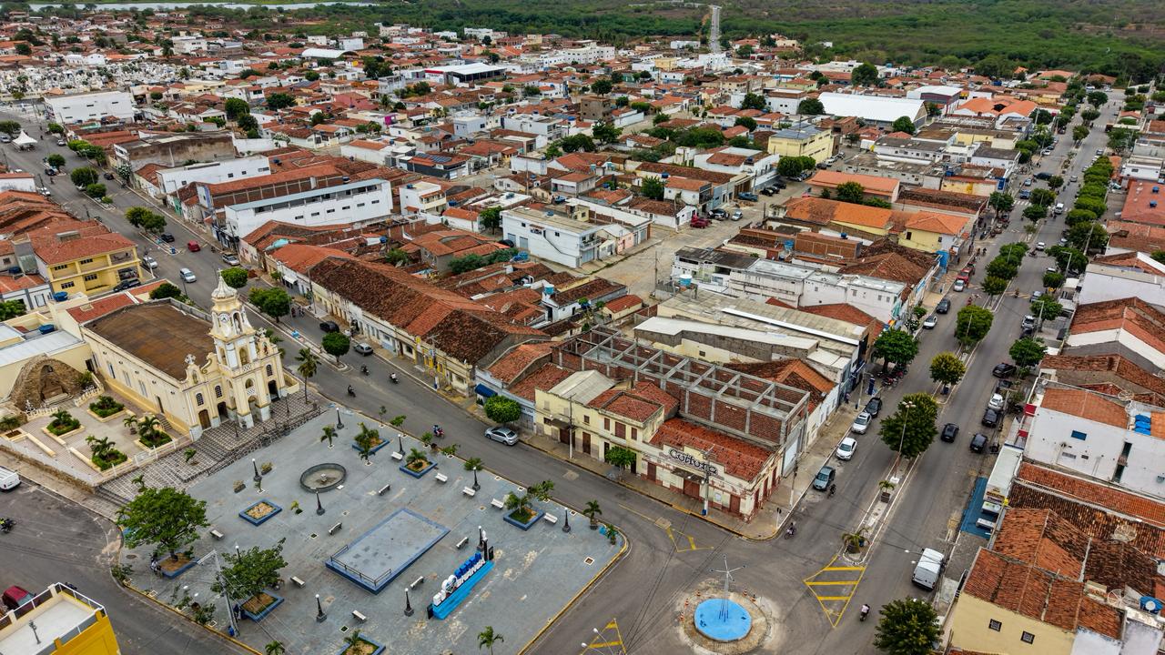 Ruas antes marcadas por poeira no verão e lama no inverno agora oferecem melhores condições de tráfego e valorização imobiliária/Divulgação