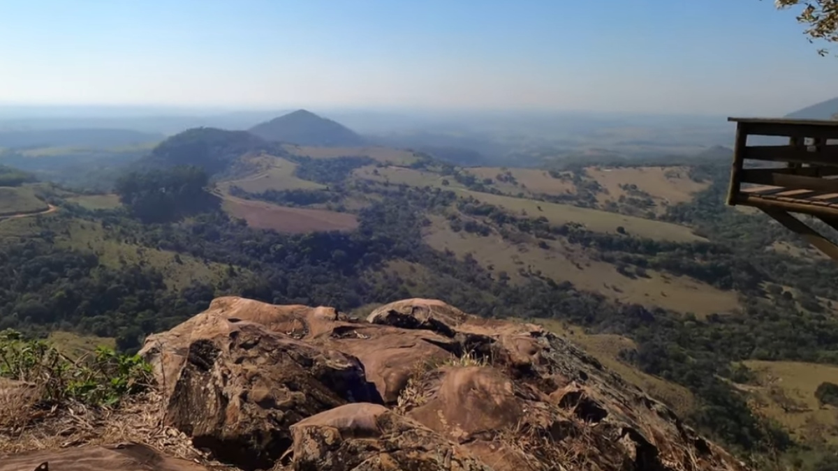Do local, os visitantes podem contemplar uma vista panorâmica que ultrapassa 30 km de distância, incluindo cartões-postais como as Três Pedras, o Gigante Deitado (Morro do Tabuleiro) e as serras de Pardinho.