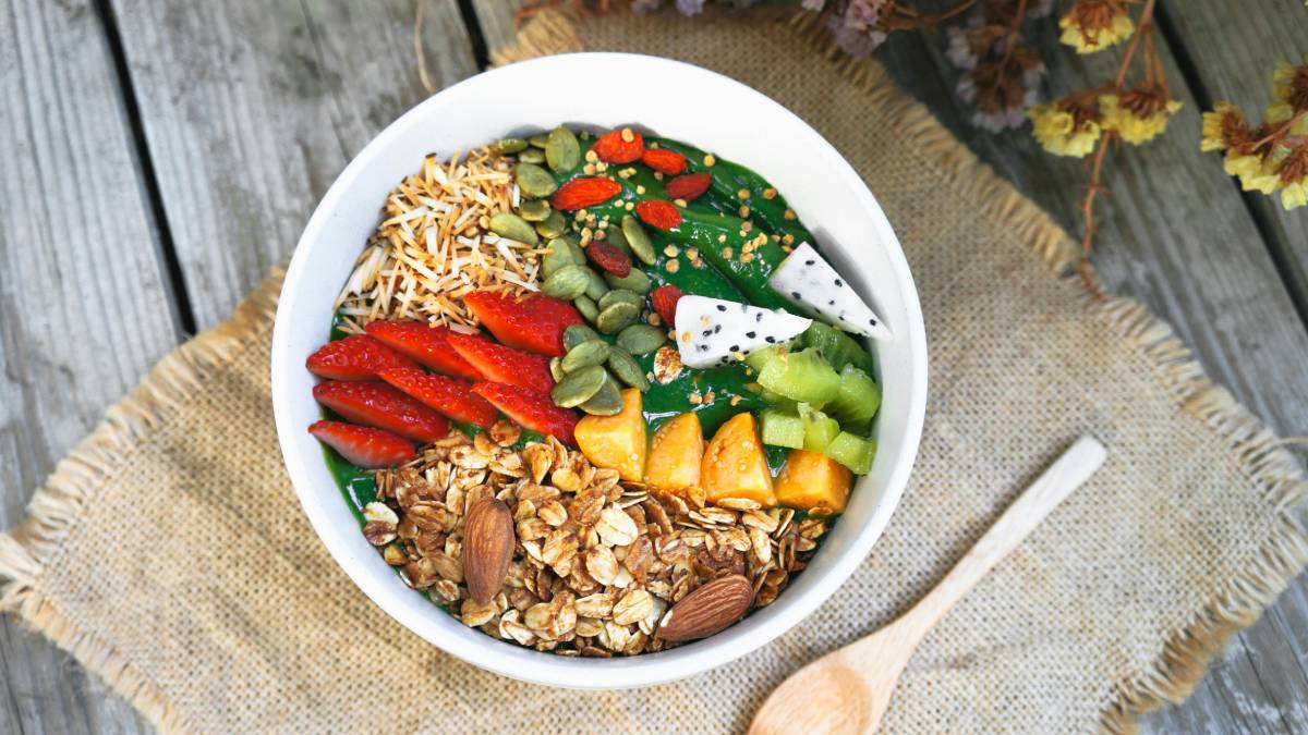 Uma alimentação variada costuma ser a principal recomendação para atingir a ingestão de magnésio com mais segurança (Foto: Freepik)