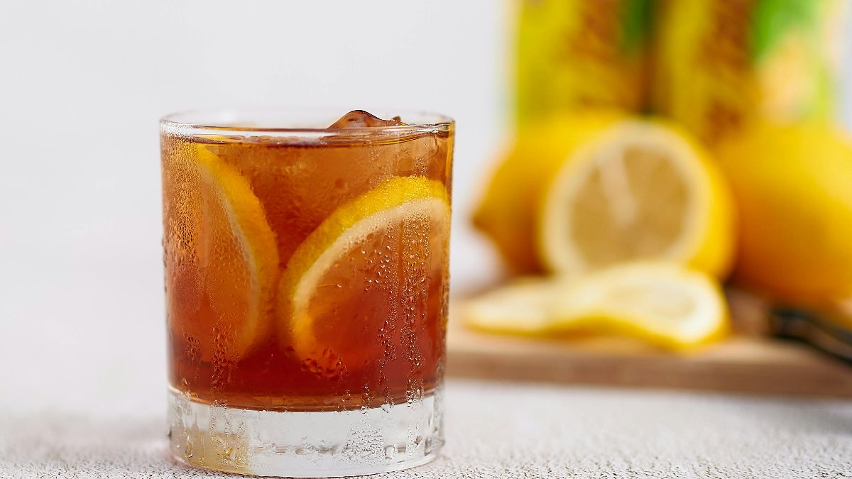 Frutas vermelhas, folhas escuras e laranja também aparecem entre os alimentos valorizados em uma rotina anti-inflamatória.
