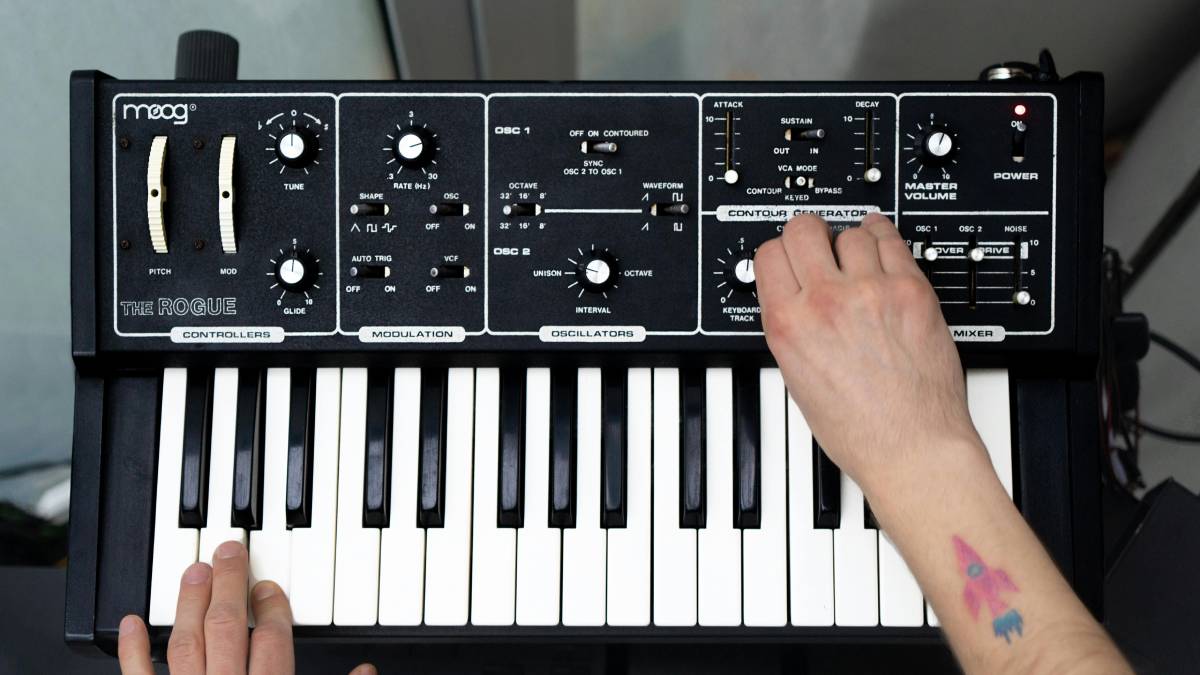 Instrumentos como o sintetizador ajudaram a transformar a voz em matéria-prima para experimentação sonora (Foto: Freepik)