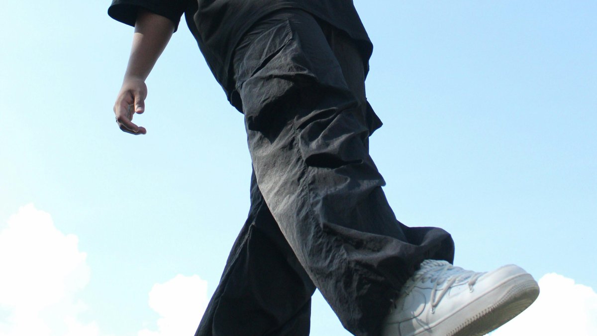 O estilo skate é marcado por calças grandes e volumosas, além dos clássicos tênis Vans