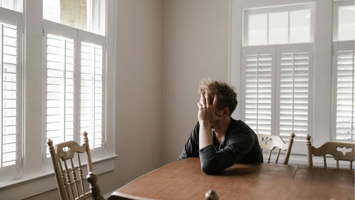 Essa sensação, que parece um "bug" na realidade, tem nome: Síndrome da Vibração Fantasma. Mais do que uma curiosidade, ela é um termômetro de como a tecnologia está moldando nosso bem-estar mental (Fotos: Pexels)