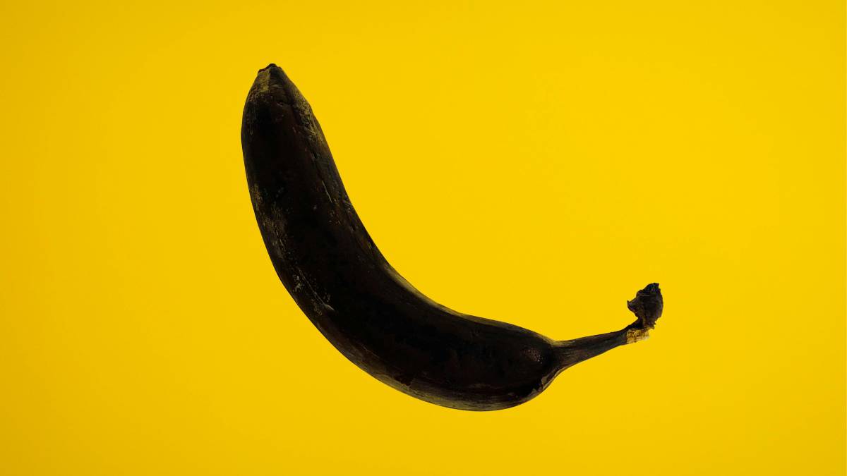 As manchas na casca costumam ser o sinal visual mais lembrado quando a fruta já está mais doce e macia (Foto: Pexels)