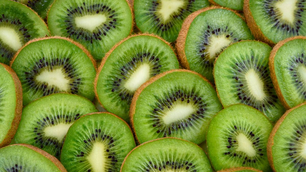 Banana, kiwi e maçã estão entre as frutas recomendadas para uma ceia inteligente e de fácil digestão. Foto: Pexels