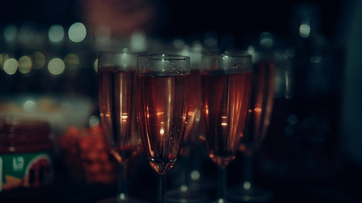O champanhe domina a iconografia dessas festas, mas a madrugada de Hollywood também é famosa por combinações improváveis entre luxo e comida casual (Foto: Freepik)