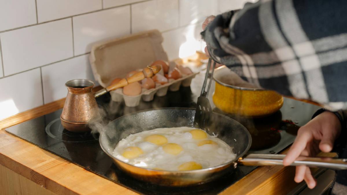 Os ovos concentram proteínas completas e nutrientes como colina, luteína e zeaxantina, importantes para cérebro e visão.