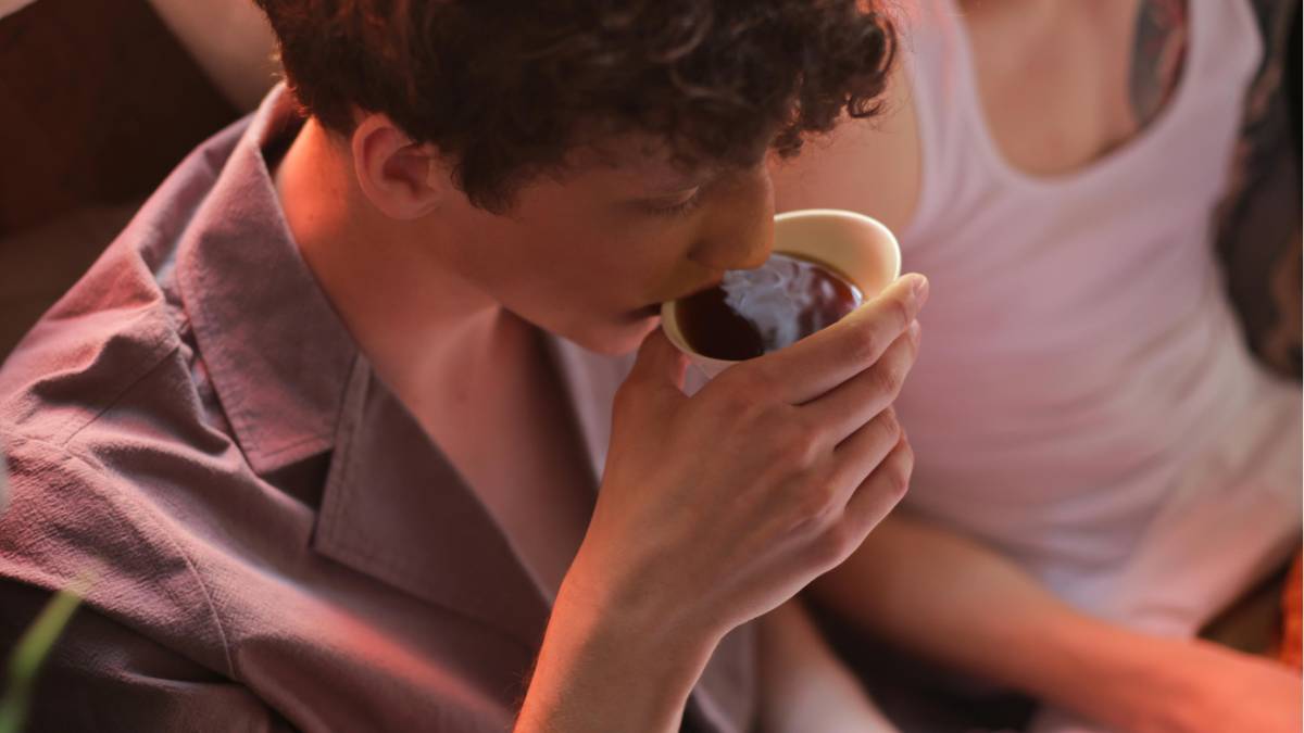 Se você é do time que não vive sem café ou chá, aqui vai uma notícia que pode te animar: o consumo moderado dessas bebidas com cafeína foi associado a um menor risco de demência