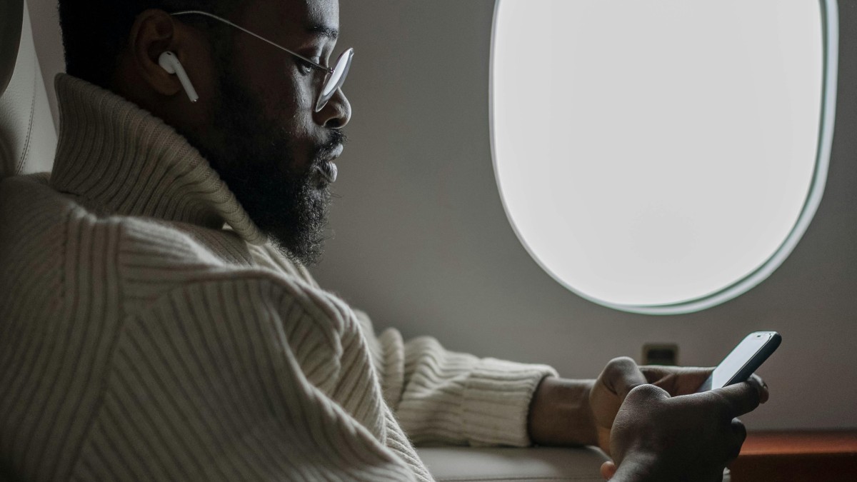 No fim, a regra continua valendo porque a aviação trabalha com prevenção e padronização. Quando o assunto é voo, eliminar pequenas variáveis ainda é parte do cuidado. Foto: Pexels