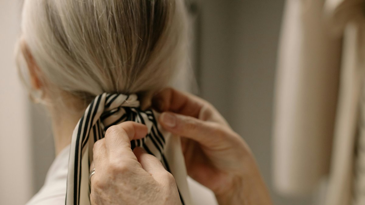 A cor do cabelo depende da melanina produzida pelos melanócitos, células que deixam de funcionar quando as células-tronco do folículo perdem a capacidade de se renovar