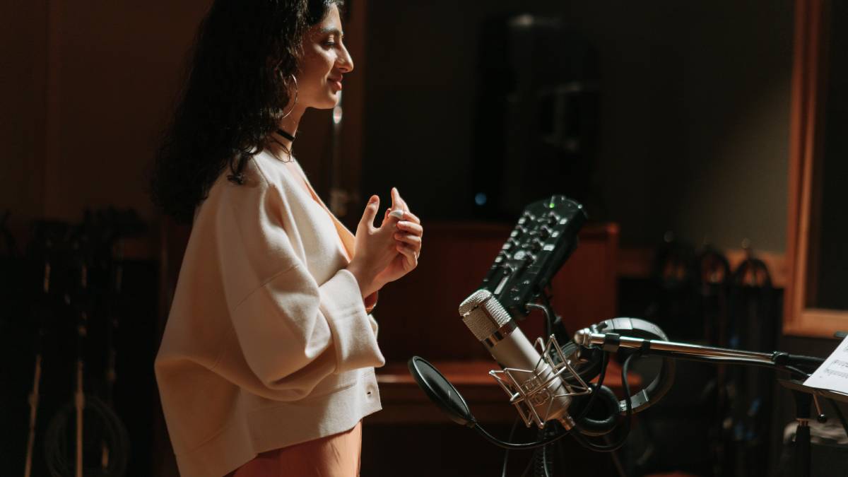 O estúdio moderno virou o lugar onde a manipulação vocal deixou de ser ferramenta militar e passou a ser recurso criativo (Foto: Pexels)