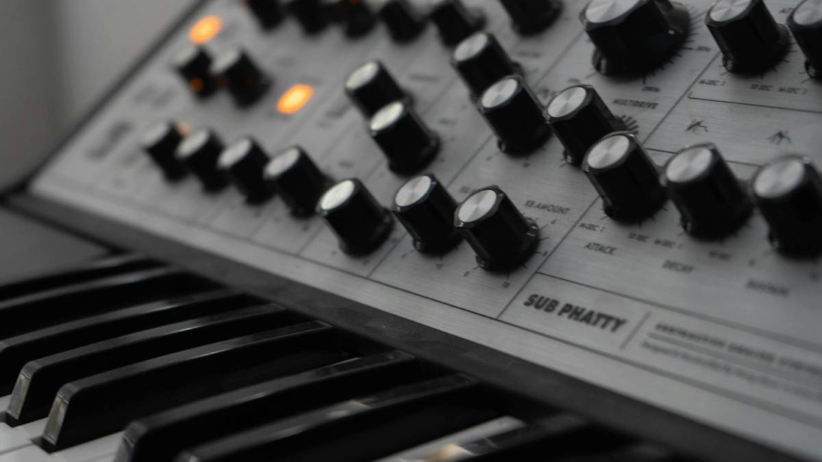 Knobs e dials viraram parte da linguagem visual da música eletrônica, especialmente quando o som buscava um ar mais futurista e robotizado (Foto: Freepik)