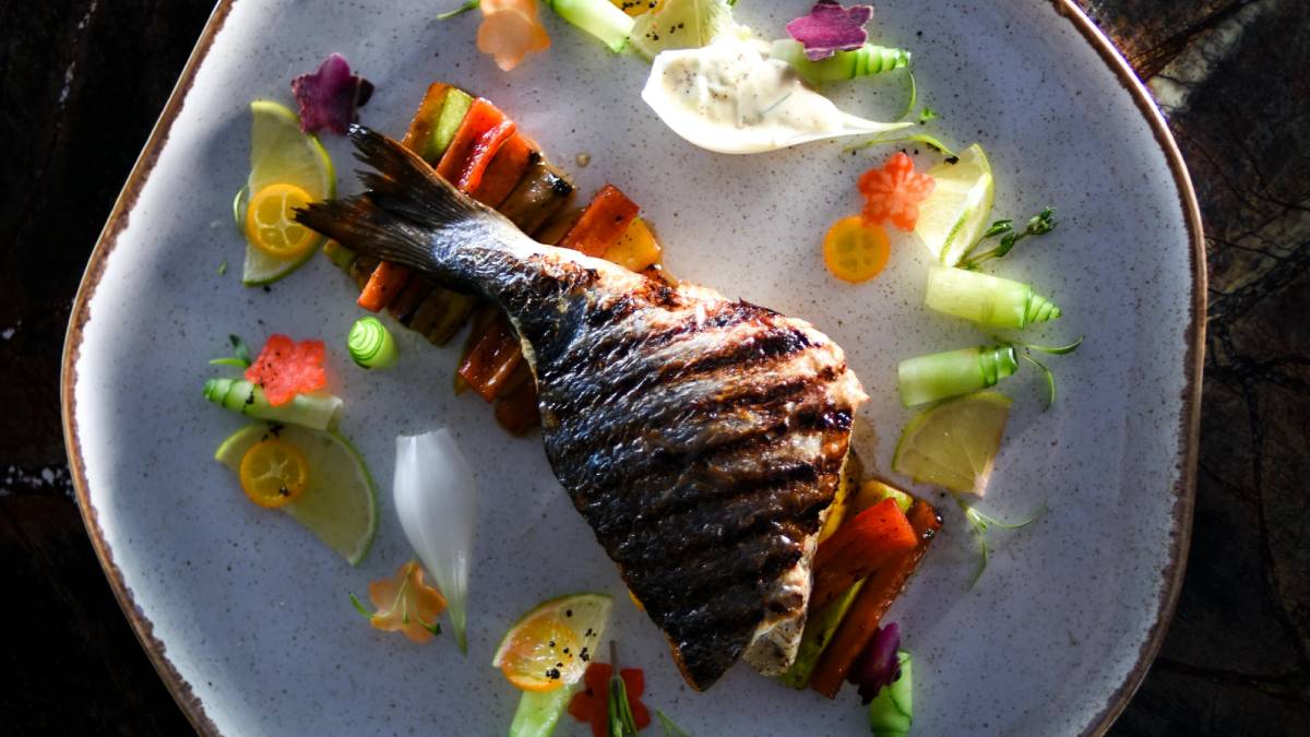 Para muita gente, a experiência clássica em Santos começa na praia e termina à mesa, com peixe e acompanhamentos tradicionais (Foto: Pexels)