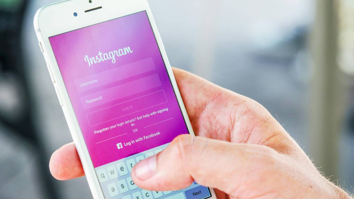 O problema é que, em vez de relaxar, o tempo livre acaba sendo ocupado por outra tela: vídeos curtos, redes sociais e um feed que parece não ter fim (Foto: Pexels)