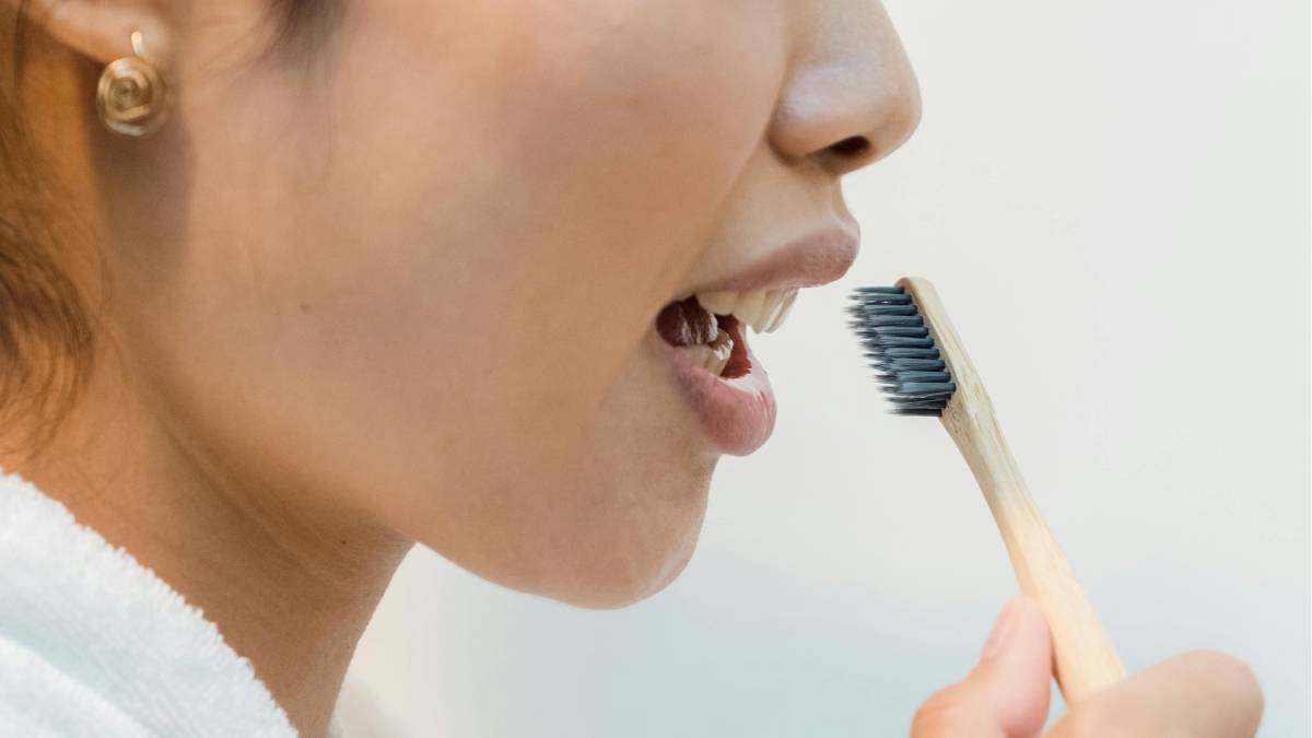Escovar os dentes faz parte da rotina de praticamente todo mundo, mas, justamente por ser um hábito automático, muita gente acaba cometendo erros sem perceber