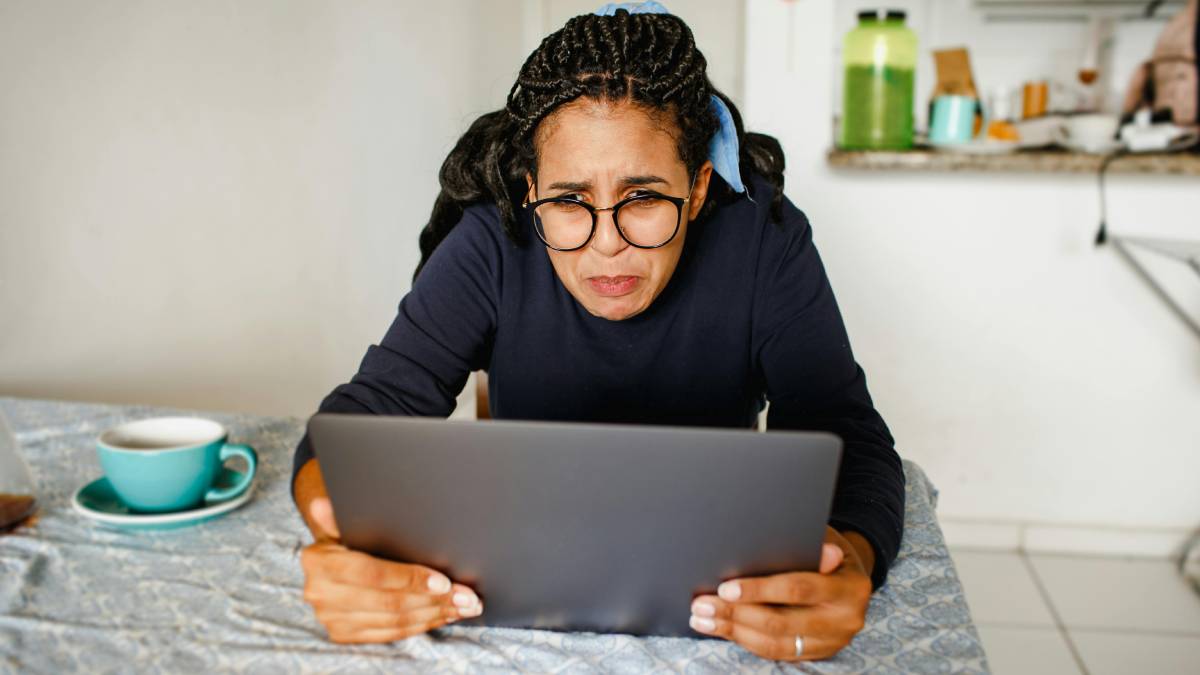 O esgotamento mental nem sempre chega como sono. Muitas vezes ele surge como irritação, lentidão e adiamento (Foto: Pexels)