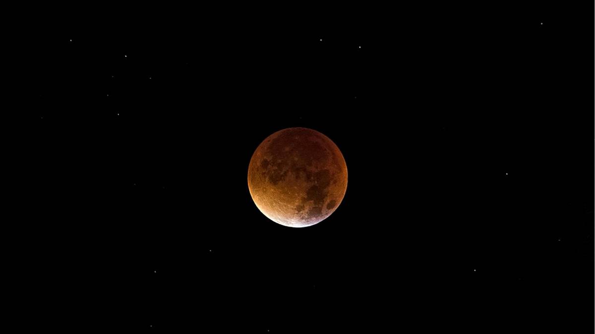 É o nome popular dado à coloração avermelhada que a Lua pode assumir durante um Eclipse lunar total (Fotos: Pexels)