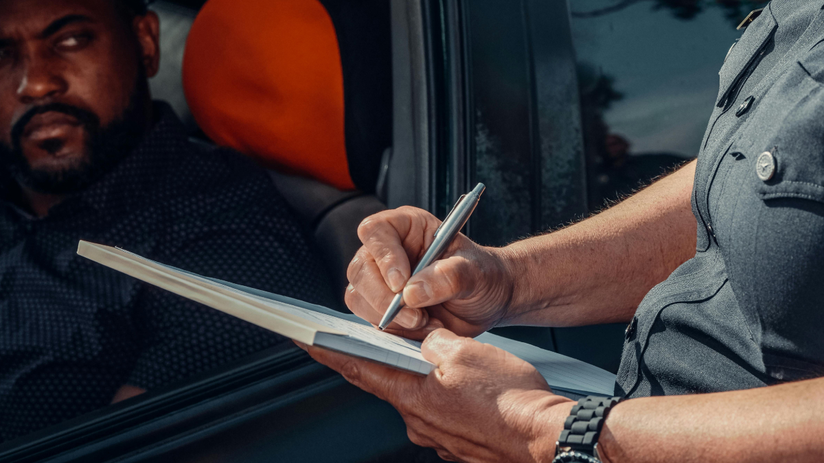 Sem licenciamento em dia, motorista pode receber multa e ter o carro apreendido