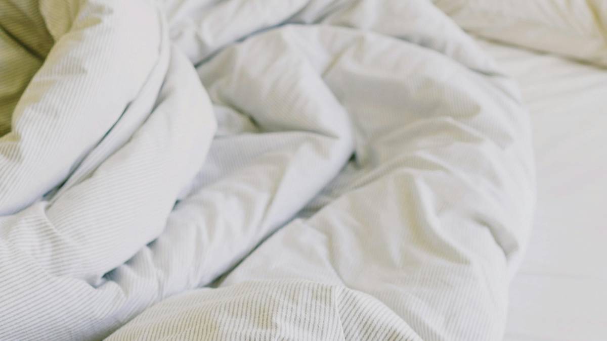 Mesmo após uma noite comum de sono, a cama já reúne calor e resíduos orgânicos que servem de alimento para ácaros (Foto: Freepik)