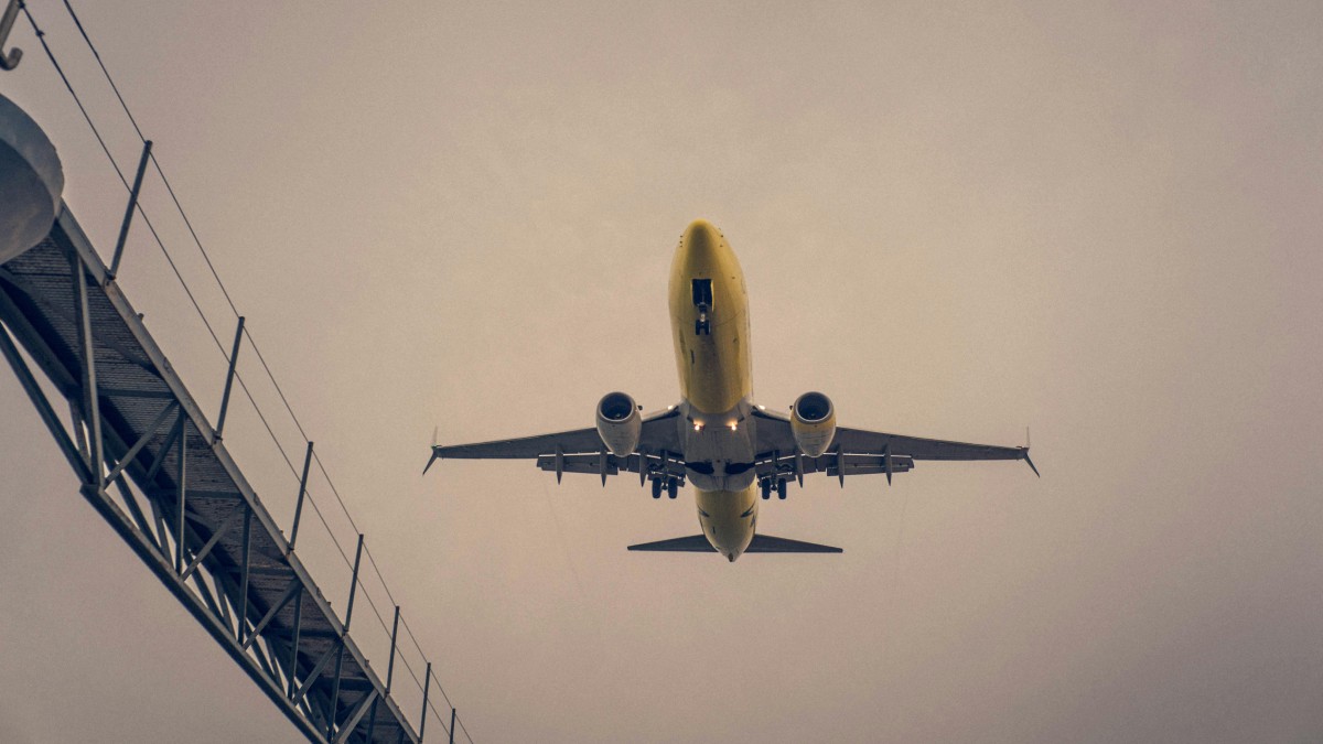 Deixar o celular fora do modo avião não costuma derrubar uma aeronave sozinho. Ainda assim, especialistas apontam que o risco não é tratado como zero na aviação. Foto: Pexels