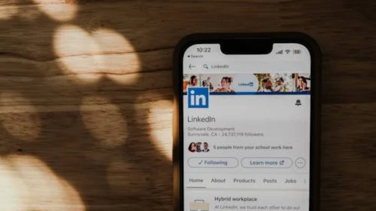 Palavras-chave no título e na seção "Sobre" costumam facilitar o entendimento rápido do perfil por quem está recrutando (Foto: Pexels)