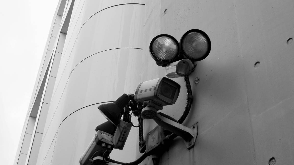 Com a sensação crescente de insegurança nas cidades, muitas pessoas passaram a instalar câmeras de monitoramento em casas e condomínios