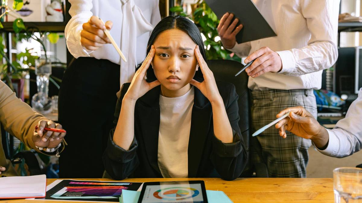Quando a carga mental sobe, o cérebro tende a buscar a saída mais fácil em vez da melhor escolha (Foto: Pexels)