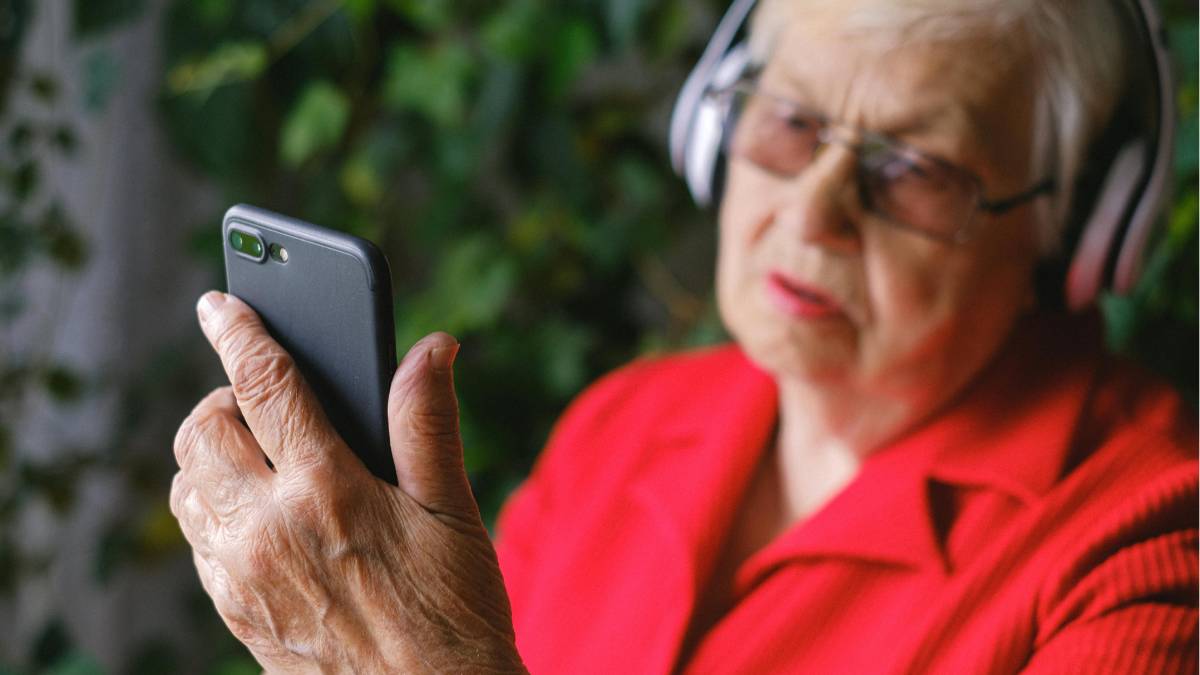 Ouvir a própria voz em um áudio ou vídeo pode causar uma sensação estranha para muita gente. Não é raro alguém escutar uma gravação e pensar: "essa voz é mesmo a minha?"