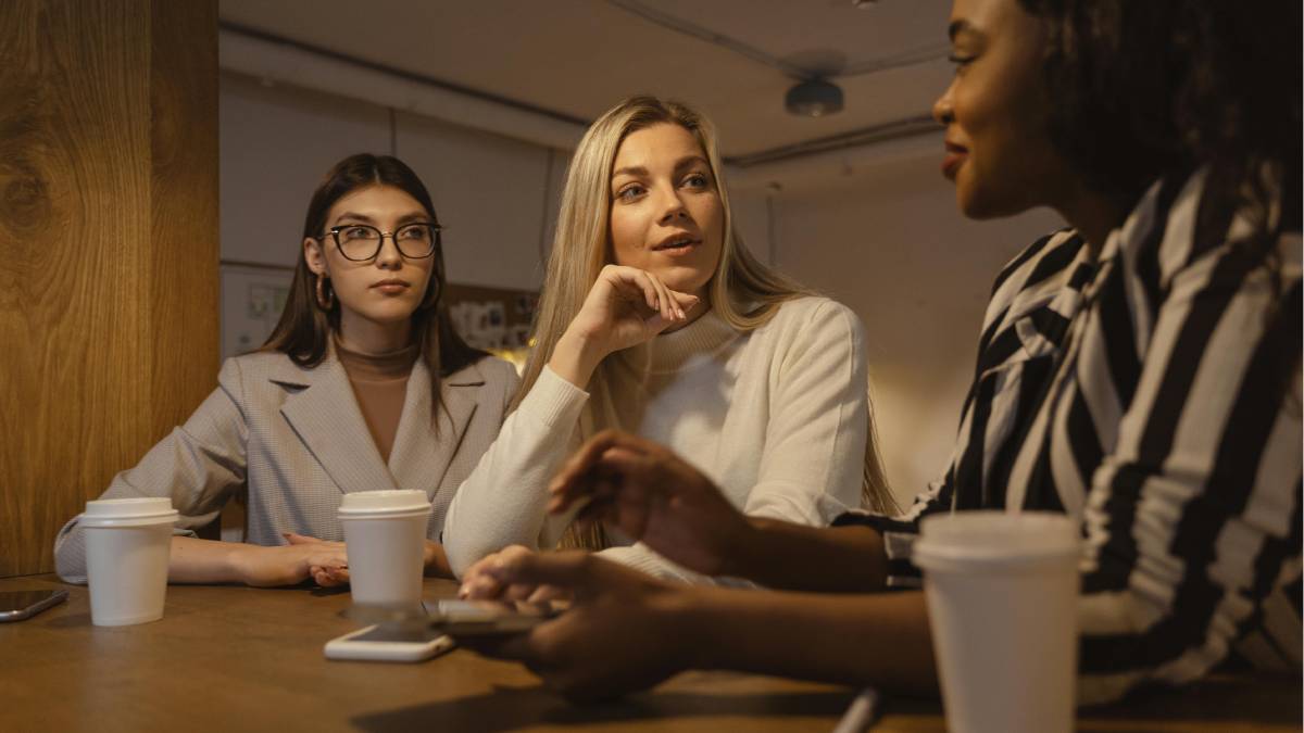 Entre discursos prontos e atitudes reais, cada vez mais mulheres estão priorizando coerência, e deixando perfis 