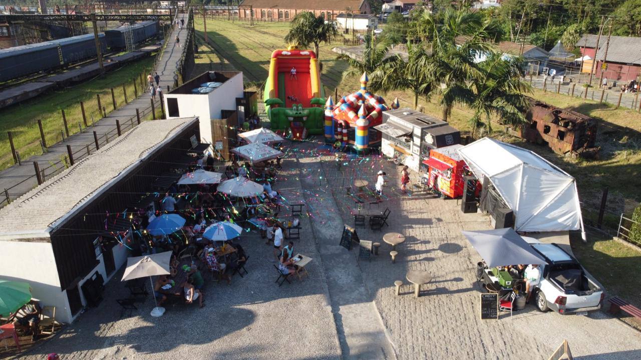 Programação gratuita ocupa o centro da vila ferroviária com música e gastronomia /Divulgação/Tadeu Santos