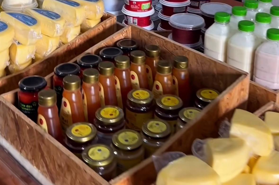 Produção vai além dos queijos e inclui leite, iogurte, mel, café, hortaliças e até chocolate artesanal /Reprodução/Instagram