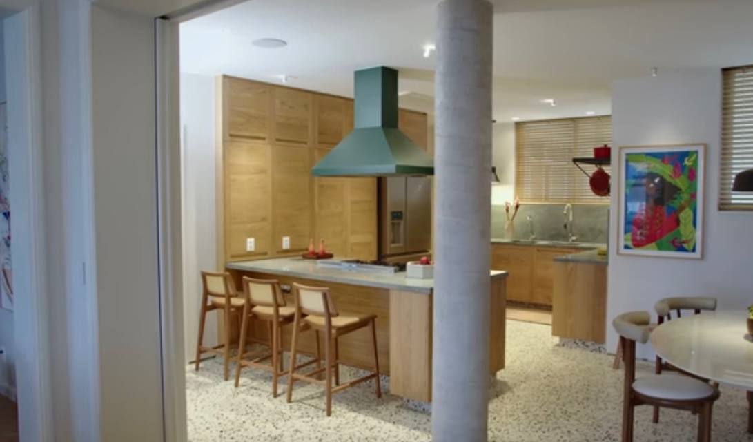 Cozinha gourmet integrada virou o coração do novo apartamento /Reprodução/Youtube