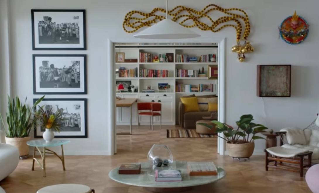 Novo apartamento de Taís e Lázaro é uma verdadeira galeria de arte /Reprodução/Youtube