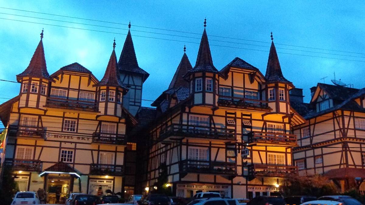 Planejamento de hospedagem, clima fresco e atrações no centro fazem diferença para aproveitar melhor a alta temporada pascal em Gramado (Foto: Wikimedia Commons/Josue Marinho)
