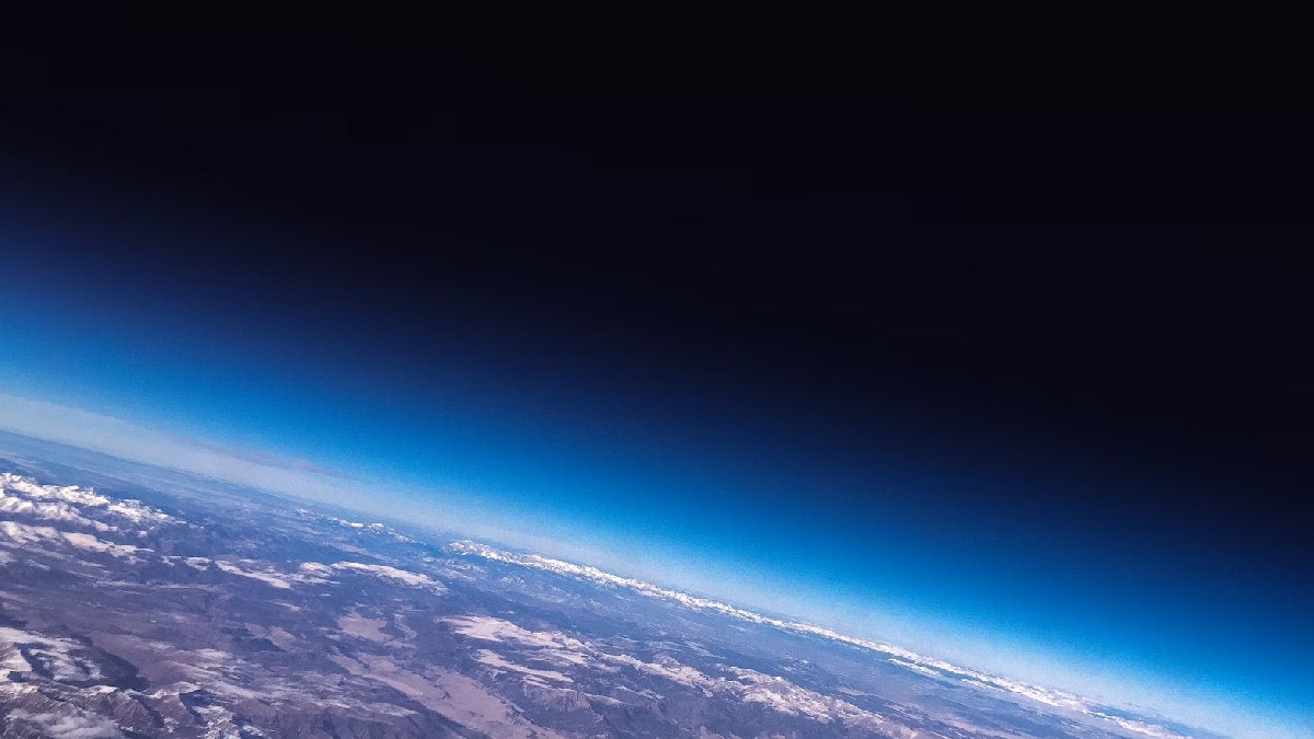 Compreender a dinâmica interna da Terra é fundamental para prever o futuro da nossa infraestrutura tecnológica e a estabilidade ambiental - (ActionVance/Unsplash)