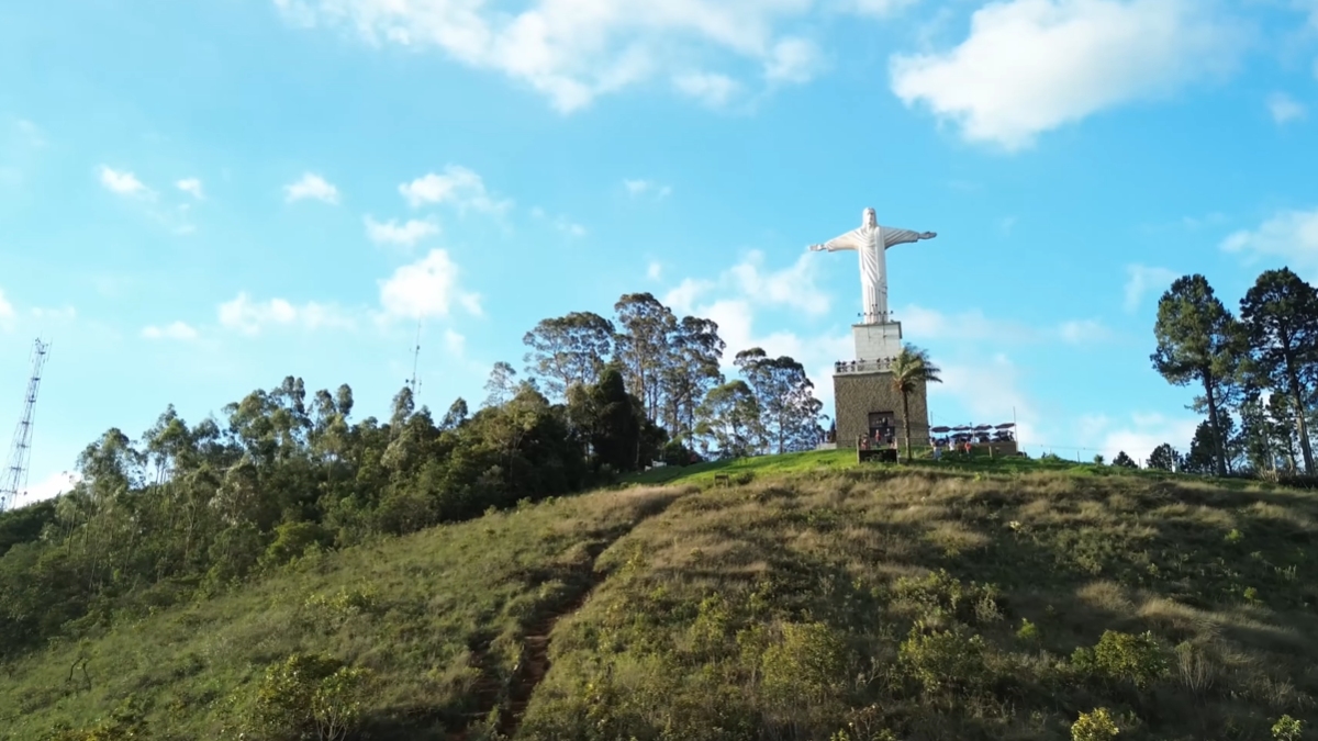 Cidade mineira foi construída exatamente na borda da caldeira de um vulcão extinto há 80 milhões de anos, cujo anel possui cerca de 30 km de diâmetro - (Reprodução/YouTube)