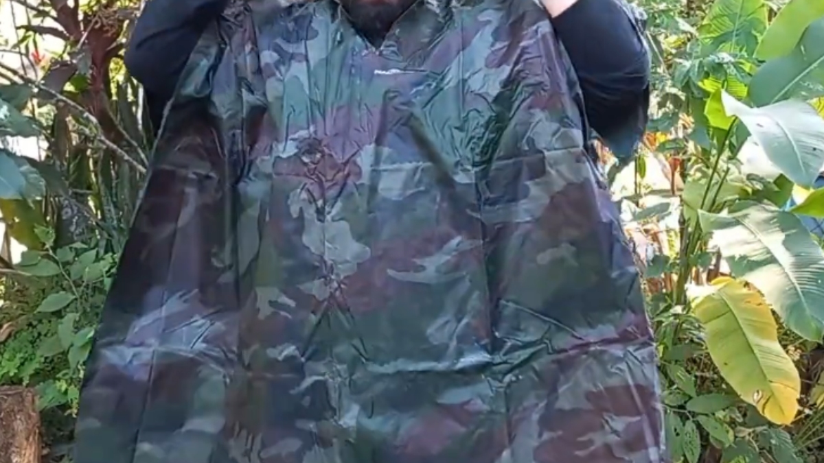Um dos grandes diferenciais do poncho estendido é a sua funcionalidade no ambiente urbano. Por contar com um capuz integrado e um design que não "cola" no corpo, ele garante total liberdade de movimento.