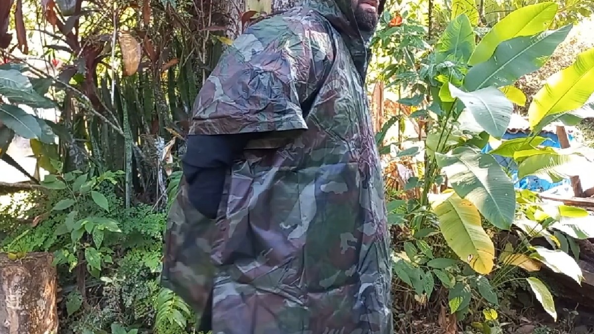 Embora o guarda-chuva ainda tenha sua utilidade, o poncho estendido se consolida como uma solução discreta, leve e eficiente. - (Fotos: Reprodução/YouTube)