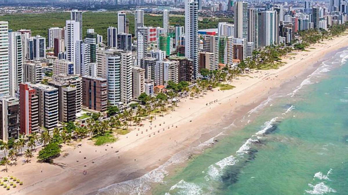 Recife se desenvolveu como importante porto comercial no período colonial e hoje é uma das principais capitais do Nordeste (Reprodução: Portal da Copa/ Wikimedia Commons)