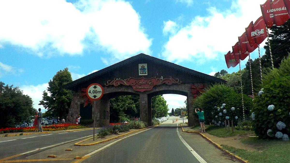 O evento reúne atividades para famílias, programação cristã e experiências que ajudam a montar um roteiro prático de 3 dias (Foto: Wikimedia Commons/Larissa Fraga)