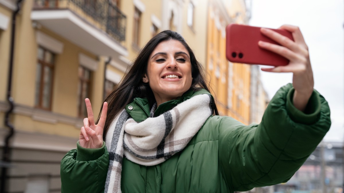 Um gesto comum, como o sinal de "V" em fotos, pode expor impressões digitais sem que a pessoa perceba