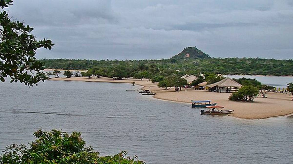 Imagine um lugar no meio da Amazônia onde o rio forma praias de areia branca e a paisagem parece saída de um cartão-postal (Foto: Lucia Barreiros da Silva/ Wikimedia Commons)