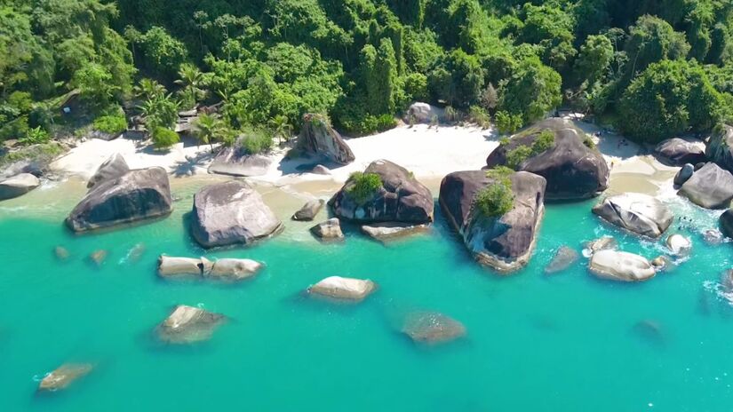 A Praia do Laboratório chama atenção pelas águas mornas e cristalinas em Angra dos Reis. Foto: @Rio para pobres/YT