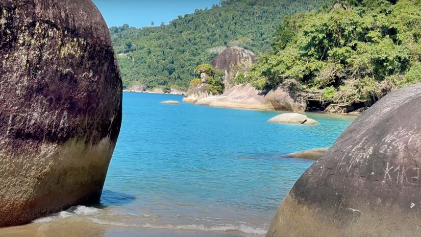 Em Angra dos Reis, a Praia do Laboratório combina visual de piscina natural com mar aquecido. Foto: @Rio para pobres/YT